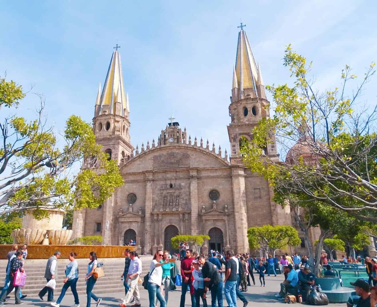 Opciones de rutas en auto y tiempos aproximados de viaje hacia Guadalajara